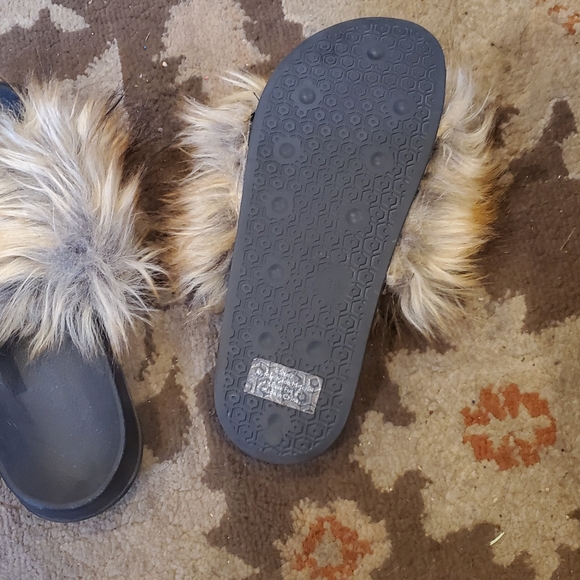 Comfy brown and beige faux fur slides. - Picture 2 of 3
